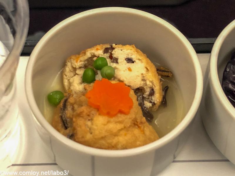 日本航空 JAL920 那覇 - 羽田 ファーストクラス機内食 小鉢 飛龍頭含ませ 桜人参　グリーンピース
