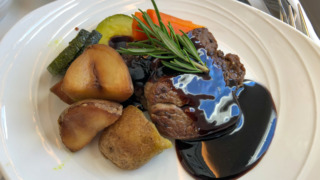 マレーシア航空 MH89 成田 - クアラルンプール ビジネスクラス機内食 (Chef-on-Call) Grilled Fillet of Beef with Balsamic Gravy Served with roasted potatoes, saulteed zucchini and carrots.