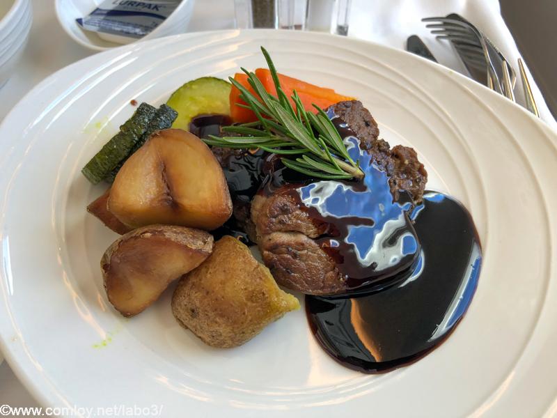 マレーシア航空 MH89 成田 - クアラルンプール ビジネスクラス機内食 (Chef-on-Call) Grilled Fillet of Beef with Balsamic Gravy Served with roasted potatoes, saulteed zucchini and carrots.