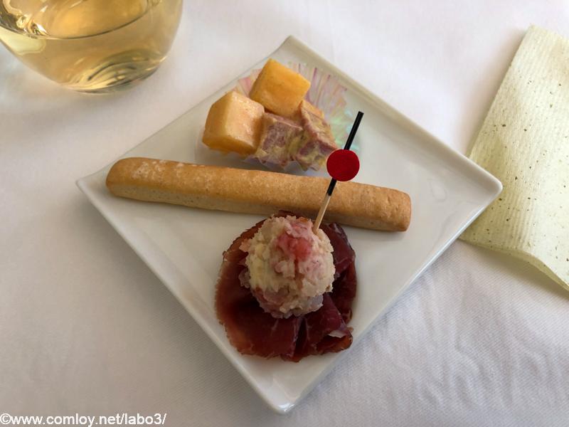 全日空 NH848 バンコク - 羽田 ビジネスクラス 機内食 アミューズ 鴨のスモークとカンタロープのポメリーマスタードマリネ クワイとイチゴを詰めたビーフブレザラオ プレーングリッシーニ
