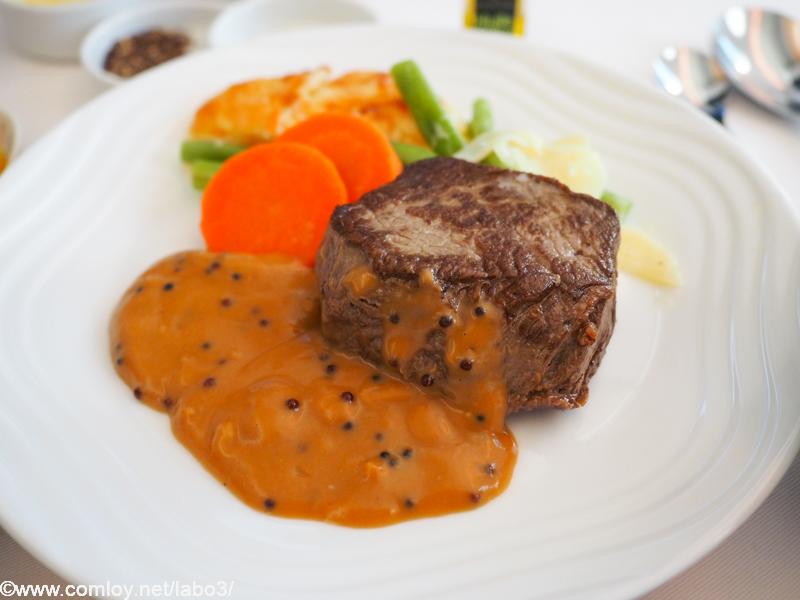 全日空 NH848 バンコク - 羽田 ビジネスクラス 機内食 メインディッシュ 牛フィレ肉のステーキ マスタードソース