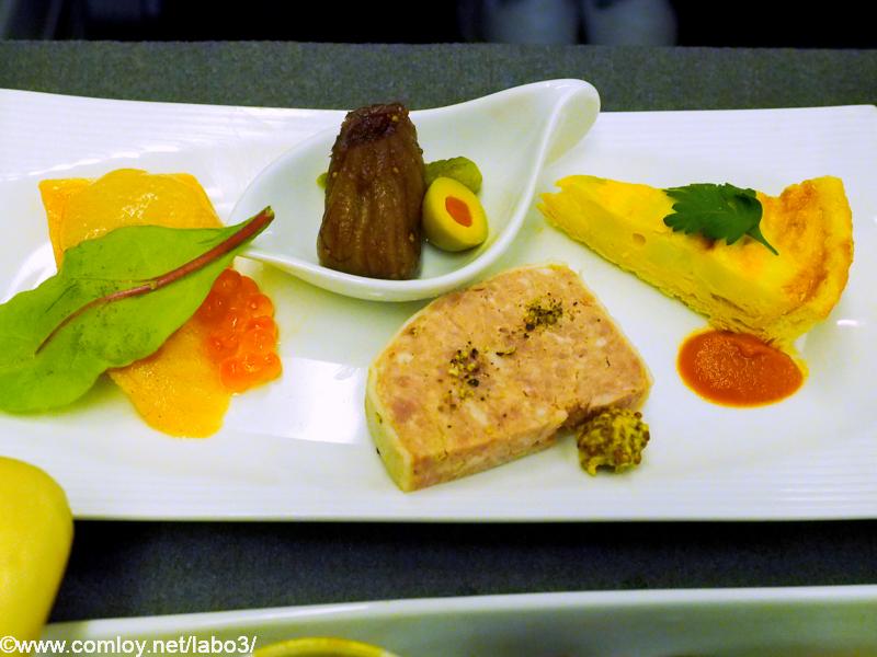日本航空 JL99 羽田 - 台北(松山） 機内食 サーモンマリネのグレープフルーツ風味 パテドカンパーニュ イチジクのコンポート添え ポロ葱とポテトのキッシュ
