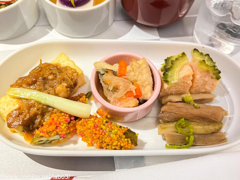 日本航空JAL920 那覇 - 羽田 ファーストクラス機内食 島豆腐の揚げ出し　ラフテー味噌がけ 島オクラとグルクンの南蛮漬け ムジ（ずいき）の味噌煮 ゴーヤと海老真薯