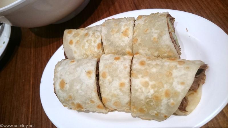 牛肉捲餅/牛肉入りクレープ (120元)