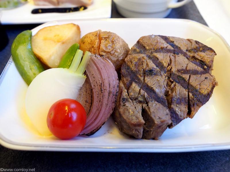 メインディッシュ 牛フィレ肉のグリル ジャポネソース