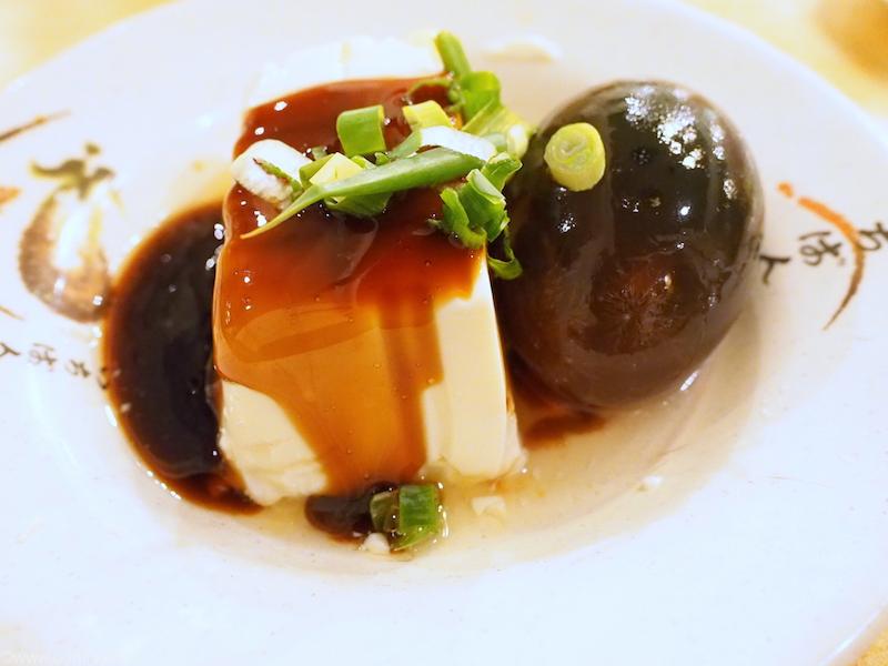大好きなピータン豆腐。軽く崩して混ぜながら食べると甘めのタレとマッチして美味しいのです。