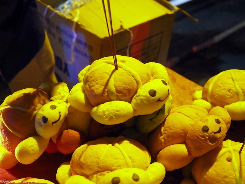 パンでできた可愛い亀さんのカトン。