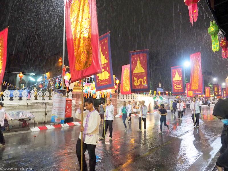 一旦パレードが中断します。観光客も軒下に雨宿り中です。