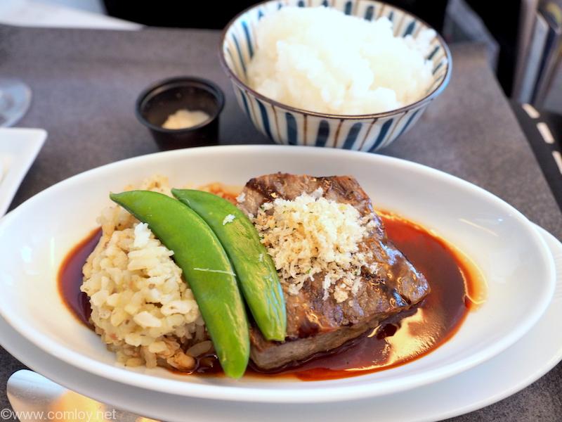 日本航空 JL31 羽田 -バンコク ビジネスクラス機内食 アスパラガスのリゾットと和牛サーロインのステーキ