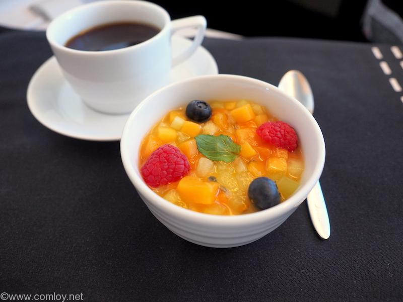 日本航空 JL31 羽田 -バンコク ビジネスクラス機内食 フルーツマチュドニアとミントのムース