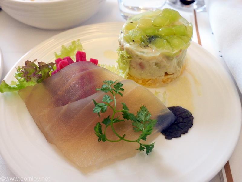 マレーシア航空 MH89 成田 -クアラルンプール ビジネスクラス機内食 SHRIMP AND AVOCADO TIMBALE Lettuce, smoked tuna and red radish pickle