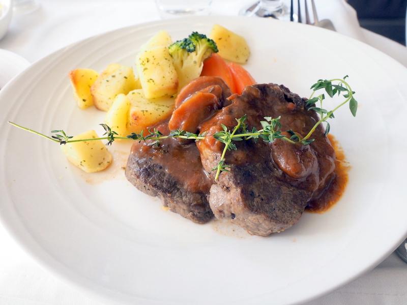 マレーシア航空 MH89 成田 -クアラルンプール ビジネスクラス機内食 MAIN COURSE FILLET OF BEEF WITH CHASSEUR SAUCE Roasted potato and seasonal vegetables