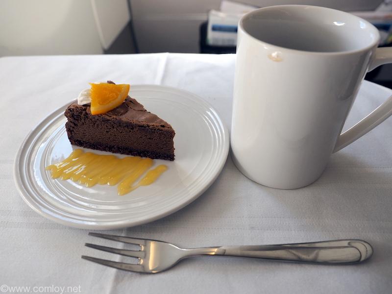 マレーシア航空 MH89 成田 -クアラルンプール ビジネスクラス機内食 DESSERT Baked chocolate cake with orange sauce