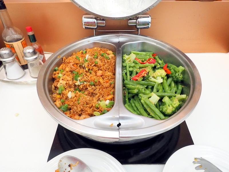 香港空港 タイ航空ビジネスクラスラウンジ 焼き飯と野菜炒め