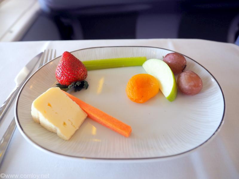 タイ航空 TG601 香港(HKG) - バンコク(BKK) ビジネスクラス機内食 Cheese and Fresh Plate
