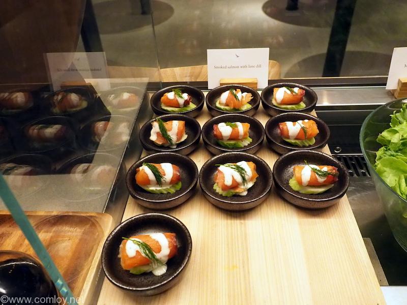 バンコク スワンナプーム空港 キャセイパシフィック航空ラウンジ Smoked salmon with lime dill