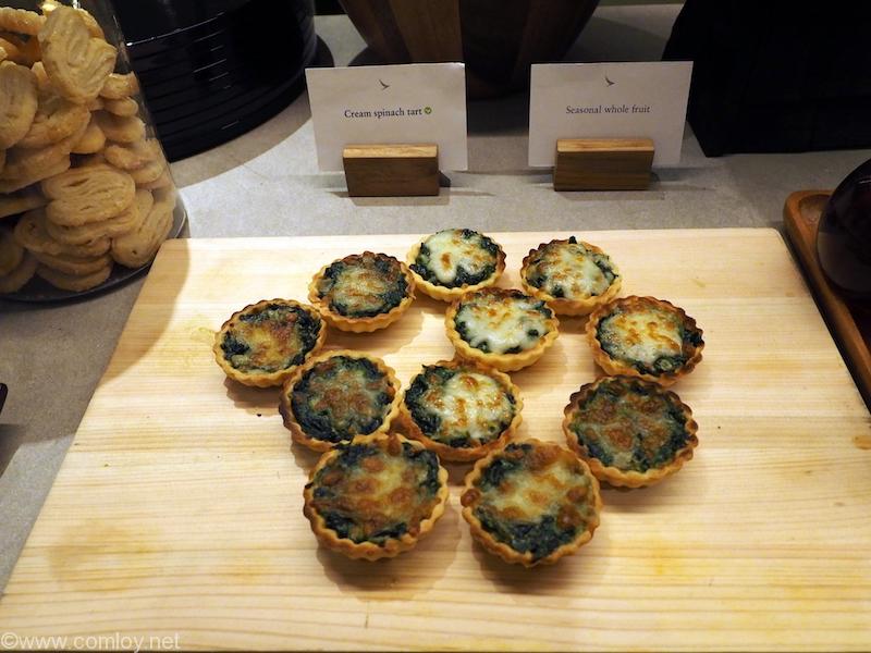 バンコク スワンナプーム空港 キャセイパシフィック航空ラウンジ Cream spinach tart ほうれん草のクリームタルト
