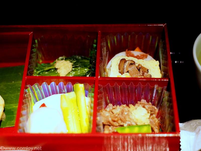 日本航空 JL34 バンコク-羽田 ビジネスクラス機内食 ほうれん草のお浸し 蒲鉾 椎茸の出汁巻き玉子 里芋 長芋とアスパラの煮物 牛肉の時雨煮