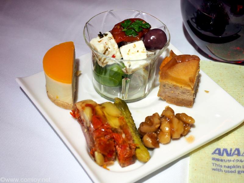 全日空 NH807 成田 -バンコク ビジネスクラス 機内食 アミューズ フォアグラムースとマンゴージュレ ハムとトマトのアスピックとコルニッション 合鴨と林檎のタルトタタン風 くるみの餡 2種のオリーブとチーズ ハーブオイルとともに
