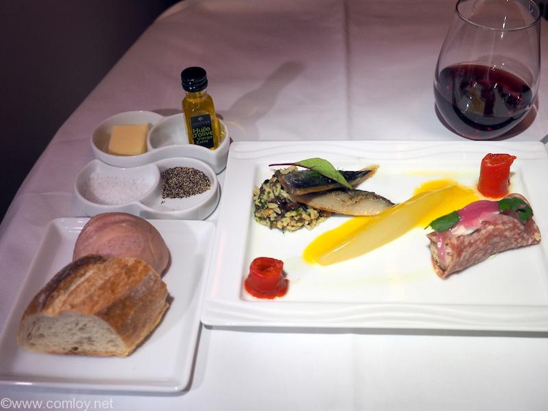 全日空 NH807 成田 -バンコク ビジネスクラス 機内食 アペタイザー ミラノサラミで巻いたリエットと鰯のスモーク アンディーブにオレンジソースを添えて