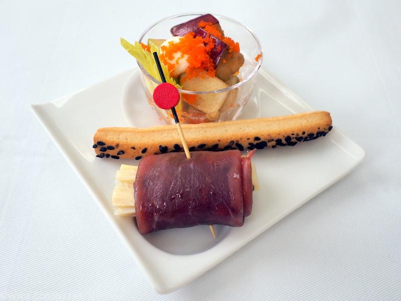 全日空 NH848 バンコクー羽田 ビジネスクラス機内食 アミューズ セロリとリンゴのマヨネーズ和え 蝦子添え 黒胡椒のグリッシーニ ヤシの芽のブレザオラ巻き
