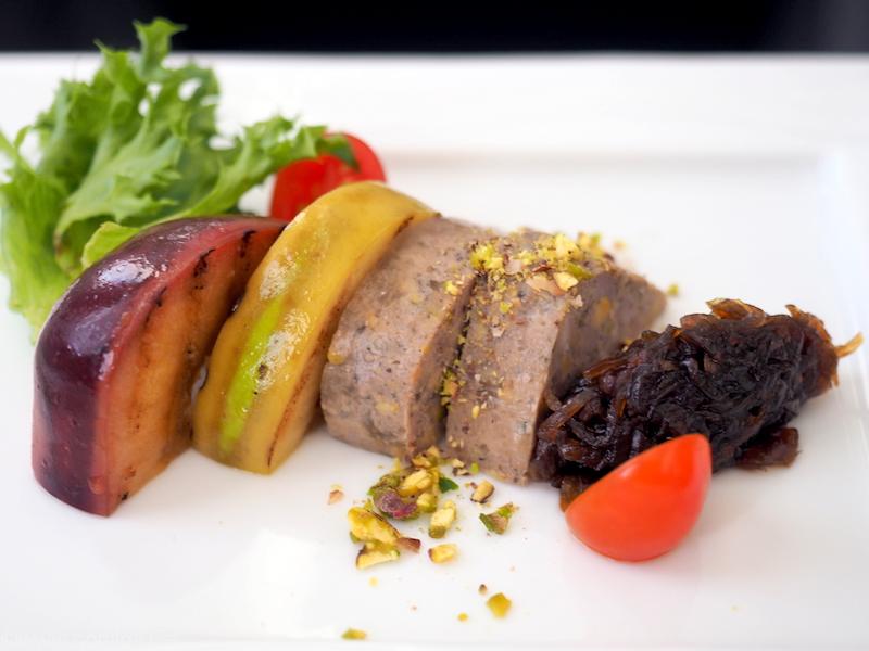 全日空 NH848 バンコクー羽田 ビジネスクラス機内食 アペタイザー 鴨テリーヌ 焼きリンゴにオニオンジャムを添えて