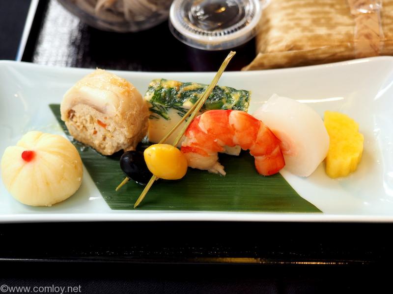 日本航空 JL98 台北(松山) - 羽田 ビジネスクラス機内食 前菜 じゃが芋茶巾 梅肉添え スモークサーモンの砧巻き いちょう丸十 ほうれん草の玉子焼き 鯛のけんちん蒸し 銀杏と黒豆の松葉串 海老の旨煮
