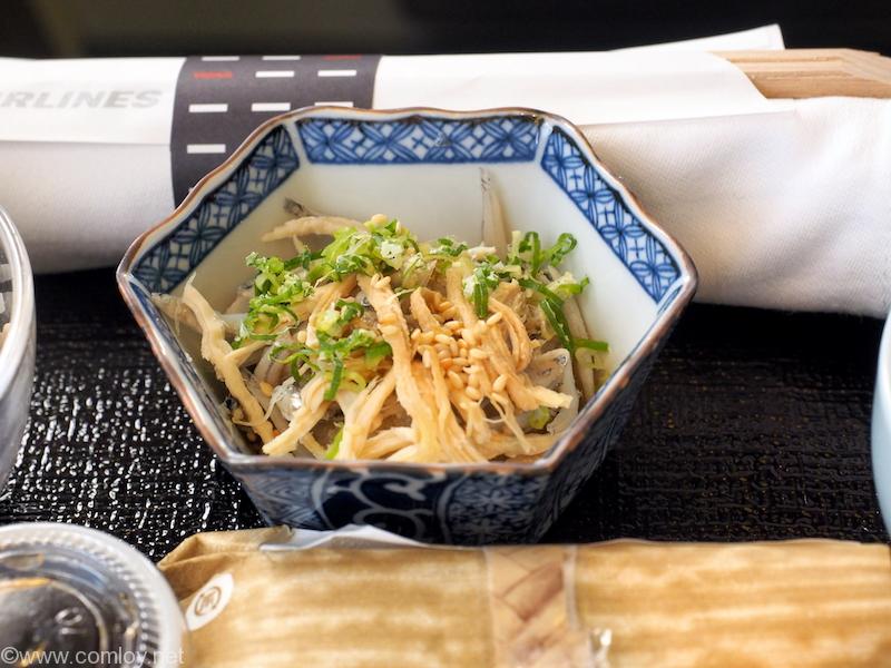 日本航空 JL98 台北(松山) - 羽田 ビジネスクラス機内食 小鉢 鶏ささみとしらすのおろし和え