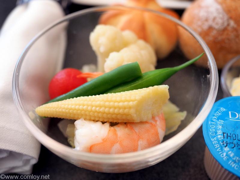 日本航空 JL29 羽田 - 香港 JAL SKY SUITEIIIビジネスクラス機内食 海老と温野菜のサラダ サウザンアイランドドレッシング
