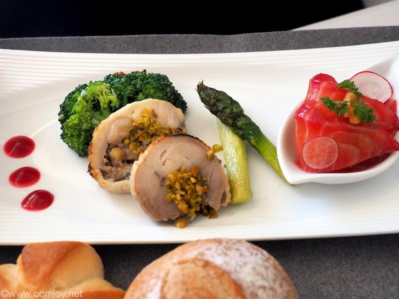 日本航空 JL29 羽田 - 香港 JAL SKY SUITEIIIビジネスクラス機内食 前菜 鶏肉のガランティーヌ フランポワーズソース サーモンのビーツマリネ