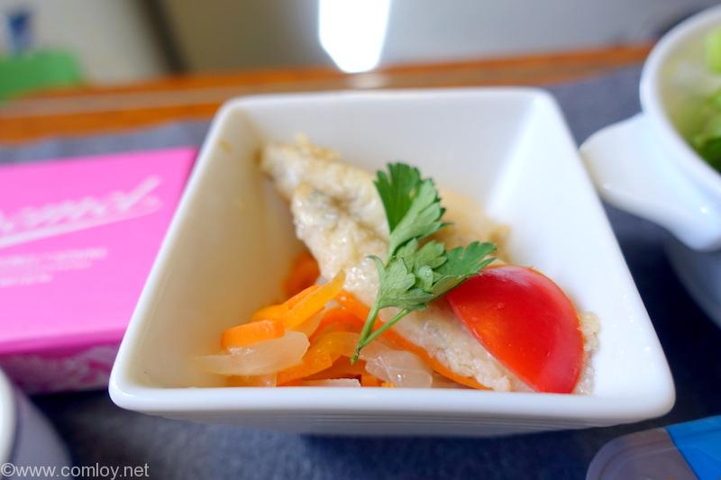 日本航空 JAL517 羽田 - 札幌 ファーストクラス機内食 ホタテ&ワカサギのエスカベッシュ