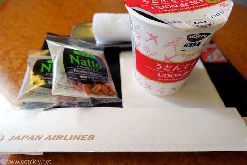 日本航空 JAL517 羽田 - 札幌 ファーストクラス機内食 うどんですかい ドライ納豆