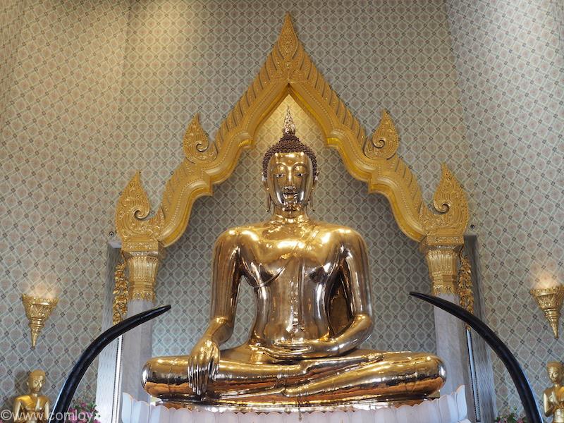黄金仏(The Golden Buddha Temple Tri Mit Road Bangkok Thailand)