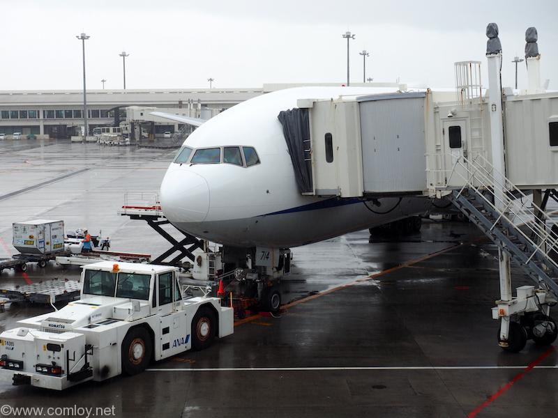 全日空 ANA996 沖縄 - 羽田 JA714A Boeing777-281 28276/523 2005/6
