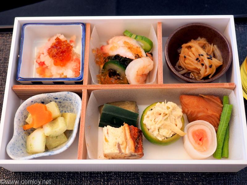 日本航空 JL32 バンコク ー 羽田 ビジネスクラス機内食 左上から右周りに、、 スモークサーモンとイクラのおろし和え 海老煮とずわい蟹、胡瓜の盛り合わせ じゃが芋の金平 烏賊と帆立の木の芽和え 鰻のけんちん焼きと那須 鶏ささみの辛子酢味噌和え ライム釜盛り 鰈の煮付け サーモン砧巻き