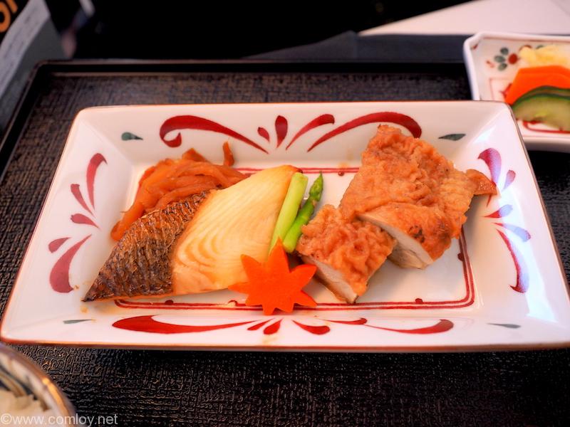 日本航空 JL32 バンコク ー 羽田 ビジネスクラス機内食 鰈若さ焼きと鶏もも肉山椒焼き
