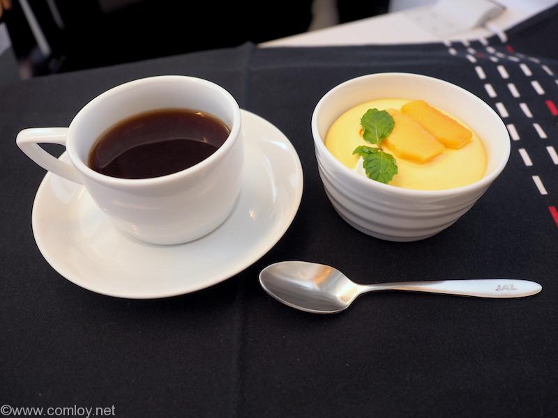 日本航空 JL32 バンコク ー 羽田 ビジネスクラス機内食 マンゴープリン