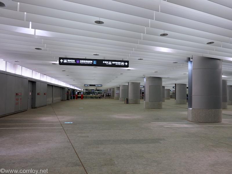 北門駅から桃園空港行きMRT駅まで歩く