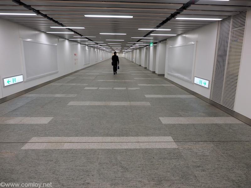 台北駅から桃園空港行きMRT駅まで歩く