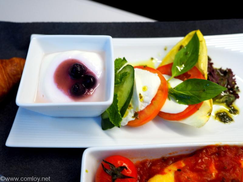 日本航空 JL34 バンコク - 羽田 ビジネスクラス機内食 アペタイザー カプレーゼサラダ ジェノベーゼソース プレーンヨーグルト ブルーベリージャム添え