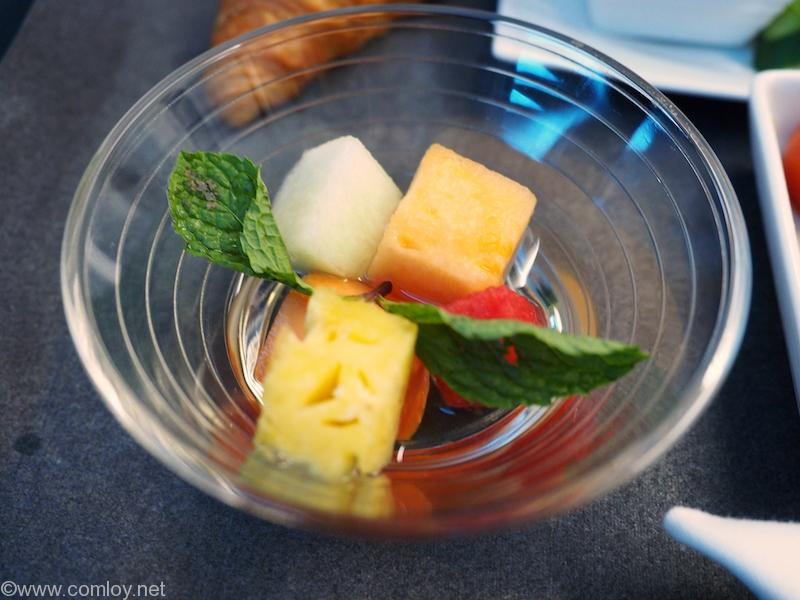 日本航空 JL34 バンコク - 羽田 ビジネスクラス機内食 フレッシュフルーツ シロップ添え
