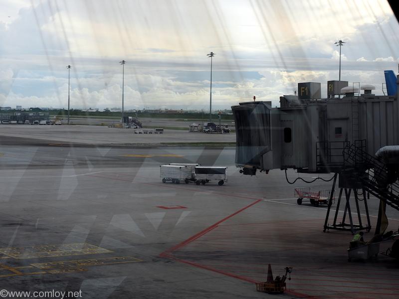 ボーディングブリッジにあるはずの飛行機がない!