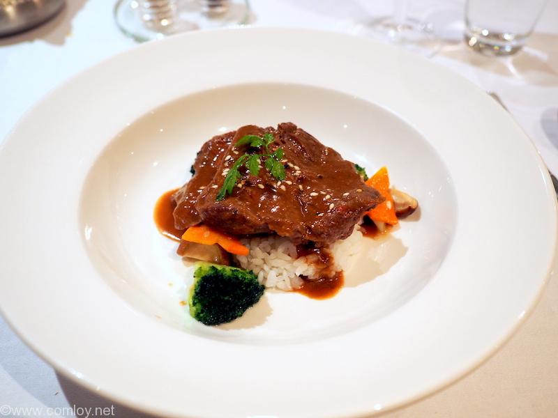 マレーシア航空ファーストクラスラウンジ ダイニング Miso Marinated Fillet of Beef Japanese rice, carrot batons and shiitake mushrooms