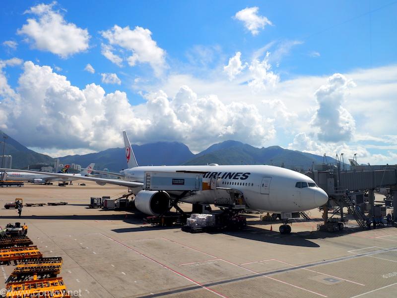 香港国際空港に到着