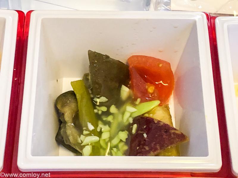 日本航空 JL006 羽田 - ニューヨーク プレミアムエコノミークラス機内食 夏野菜揚げ浸し　翡翠餡