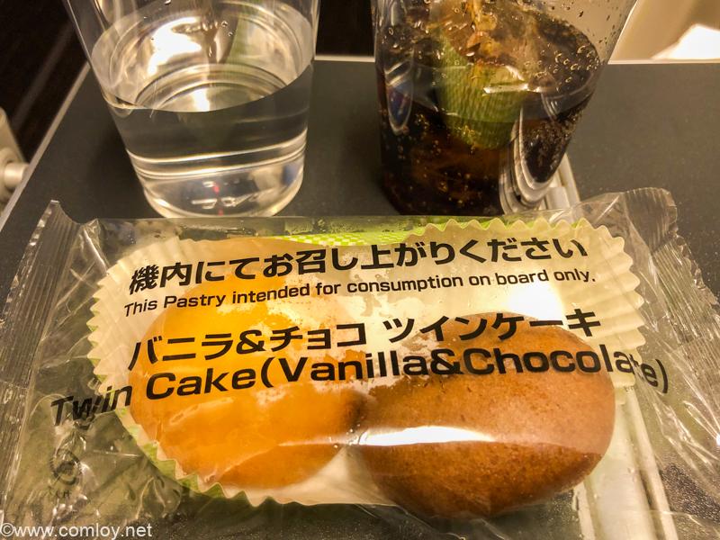 日本航空 JL006 羽田 - ニューヨーク プレミアムエコノミークラス機内食 間食 バニラ＆チョコ　ツインケーキ