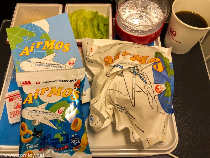 日本航空 JL006 羽田 - ニューヨーク プレミアムエコノミークラス機内食 到着前の軽食 AIR MOS テリヤキバーガー ポテコ フルーツカクテル