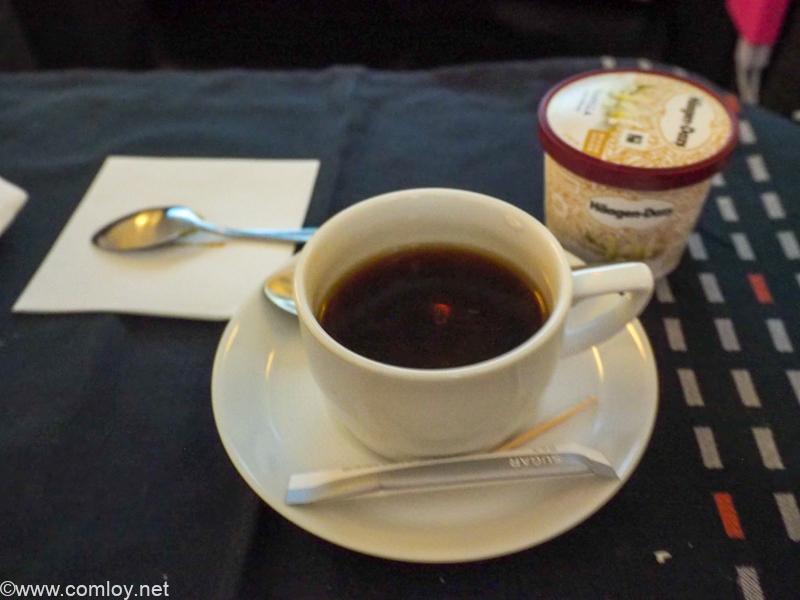 日本航空JL005 ニューヨーク - 羽田 ビジネスクラス機内食 デザート アイスクリーム コーヒー