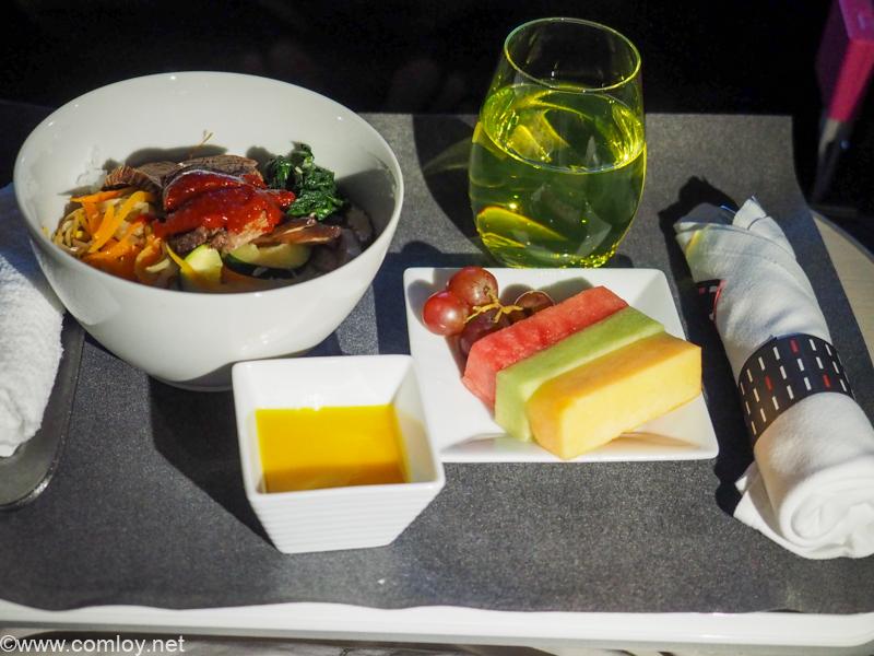日本航空JL005 ニューヨーク - 羽田 ビジネスクラス機内食 洋食 メインディッシュ ビーフステーキ　ビビンバ風 ギリシャヨーグルト　マンゴーソース フレッシュフルーツ