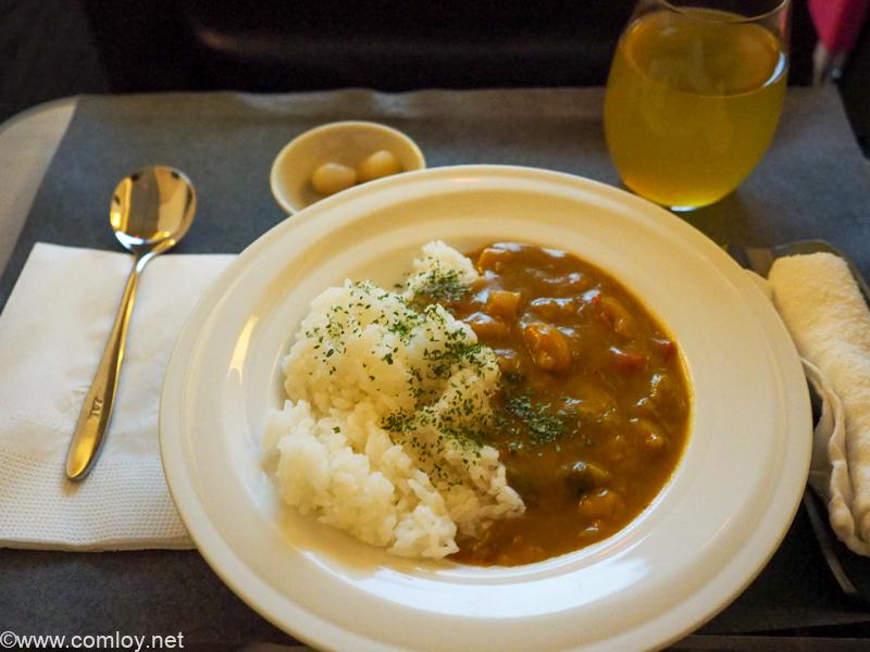 日本航空JL005 ニューヨーク - 羽田 ビジネスクラス機内食 北海道のジャガイモと玉ねぎを使った野菜カレー